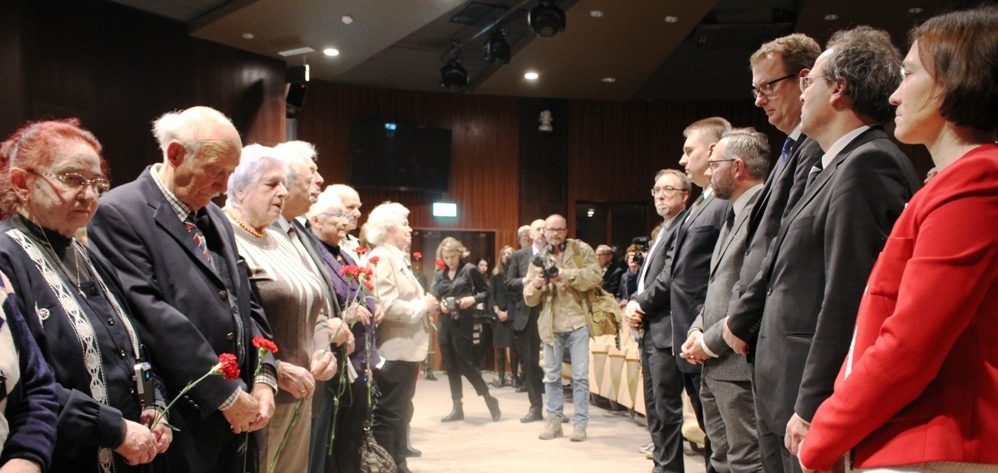 Die Zeitzeugen - Überlebende des Minsker Ghettos und Gerechte der Völker - erhalten eine rote Nelke - während einer musikalischen Einlage. Alle Fotos: IBB - Anton Surapin
