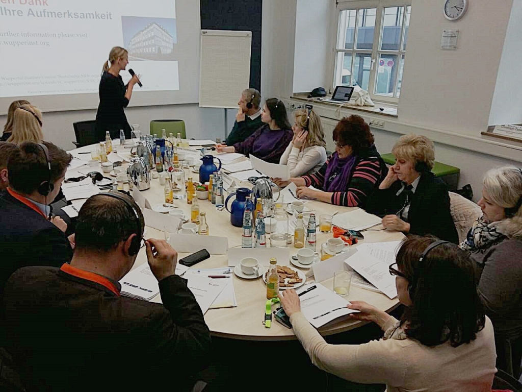 Unser Foto zeigt die Delegation im Wuppertal Institut. Die Gäste verfolgen aufmerksam einen Power-Point-Vortrag.