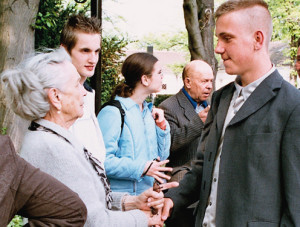 Zeitzeugin und Schüler begrüßen sich.