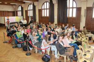 Jugendliche mit Kopfhörern für Simultanübersetzung