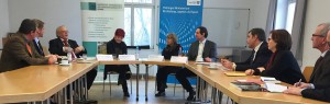 Das Foto zeigt Peter Junge-Wentrup, Ministerin Klaubert und Roswitha Bethe im Gespräch in der Jugendbildungsstätte Weimar.