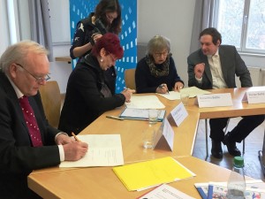 Das Foto zeigt Peter Junge-Wentrup, Ministerin Klaubert und Roswitha Bethe bei der Unterzeichnung der Kooperationsvereinbarung.