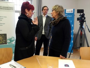 Das Foto zeigt Ministerin Klaubert und Roswitha Bethe bei einem Gedankenaustausch vor der Unterzeichnung der Kooperationsvereinbarung.