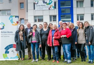 Dieses Foto zeigt die japanische Dokumentarfilmerin Hitomi Kamanaka mit dem IBB-Team bei der Eröffnung der Europäischen Aktionswochen in Dortmund.