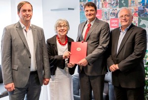 Dieses Foto zeigt Roswitha und Florian Bethe (l.), Peter Junge-Wentrup (r.) und Frank Pietrzok, Staatsrat bei der Senatorin für Kinder und Bildung in Bremen, nach der Unterzeichnung der Kooperationsvereinbarung. Foto: Alexandra Brietzke