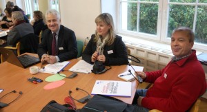 Das Foto zeigt Teilnehmende am Förderprogramm Belarus bei einem Arbeitsgespräch.