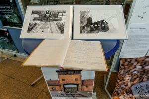 Dieses Foto zeigt einige Beispiele für die schöpferische Verarbeitung der Eindrücke von Gedenkstättenfahrten: Ein Fotobuch, ein Erinnerungsbuch und ein Plakat. 