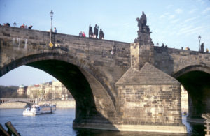 Blick vom Ufer auf die Prager Karlsbrücke