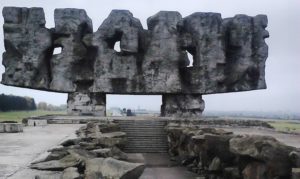 Das Foto zeigt die Skulptur im Eingangsbereich des früheren NS-Vernichtungslagers Majdanek in Polen.
