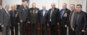 Unser Foto zeigt eine Gruppe hoch dekorierter früherer Tschernobyl-Liquidatoren mit Anatolij Gubarev.