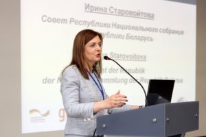 Irina Starowojtowa, Ausschussvorsitzende im Rat der Republik berichtete über ihre eigenen Erfahrungen im Förderprogramm Belarus. Unser Foto zeigt sie am Rednerpult vor einer PowerPoint-Präsentation.