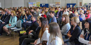 Unser Foto zeigt aufmerksame Teilnehmerinnen und Teilnehmer am Sozialen Forum 2016 in der IBB "Johannes Rau" in Minsk.