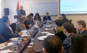 Dieses Foto zeigt Männer und Frauen bei einem Meeting, das der Vorbereitung der Studienreise nach Deutschland diente und am 12. April 2017 in der IBB "Johannes Rau" in Minsk stattfand. Dr. Klaus Reuter (am Rednerpult) und Moritz Schmidt von der LAG 21 e.V. vermittelten eine solide Wissensgrundlage.