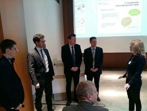 Im Bundesumweltministerium in Berlin erfuhr die Delegation, mit welchen Methoden das Erreichen der Ziele beobachtet und die Ergebnisse zusammengeführt werden. Unser Foto zeigt die Gruppe im Umweltministerium im Gespräch mit Referenten.