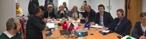 Zu einem intensiven Gedankenaustausch hatte die LAG 21 NRW e.V. eingeladen. Unser Foto zeigt die Dr. Klaus Reuter von der LAG 21 am Mikrofon und die Gäste an einem Konferenztisch aufmerksam zuhörend.