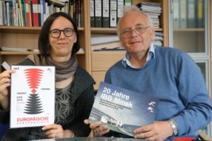 Das Foto zeigt Mit-Geschäftsführerin Dr. Astrid Sahm, die die Zeitschrift "Europäische Perspektiven" präsentiert, und den scheidenden Geschäftsführer Peter Junge-Wentrup, der die Broschüre "20 Jahre IBB Minsk" präsentiert.