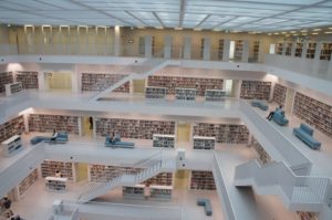 Dieses Foto zeigt den Blick von oben auf mehree Etagen der Bücherei.