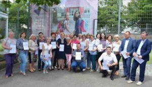 Unser Foto zeigt die Gruppe an einer Sportanlage.