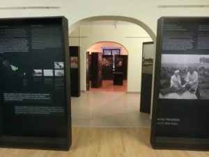 Dieses Foto zeigt einen Blick auf die Ausstellung "Vernichtungsort Malyj Trostenez. Geschichte und Erinnerung" in den Räumen der Gedenkstätte Heldenfestung Brest in Belarus.