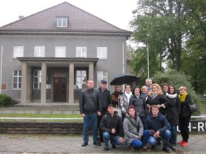 Dieses Foto zeigt eine Gruppe von Geschichtslehrern und Museumspädagogen aus Belarus bei ihrer Bildungsreise zur Erinnerungskutur in Berlin.
