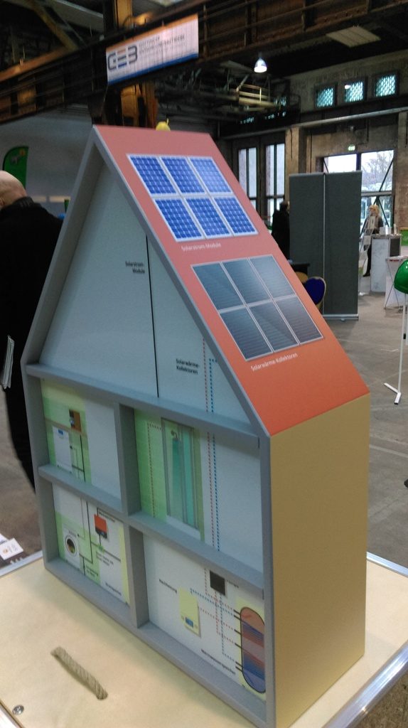 Dieses Foto zeigt im Modell, wie Energieeffizienz beim Neubau berücksichtigt werden kann im Sinne der Nachhaltigkeit.