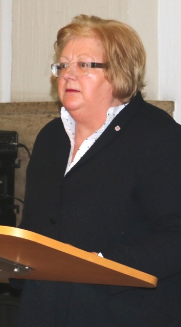 Dieses Foto zeigt Maria Schürmann, Bürgermeisterin der Stadt Wuppertal, bei ihrer Ansprache im historischen Rathaus Wuppertal-Barmen. 