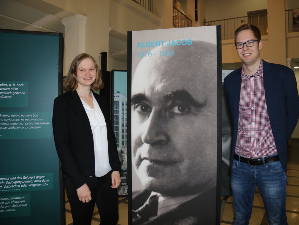 Das Foto zeigt die Studenten Hannah Dasrin und Tobias Korte, die die Ausstellung "Vernichtungsort Malyj Trostenez. Geschichte und Erinnerung "um exemplarische Opfer- und Täterbiografien aus Wuppertal ergänzt haben.