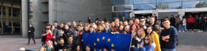 Gruppe von Jugendlichen vor dem EU-Parlament