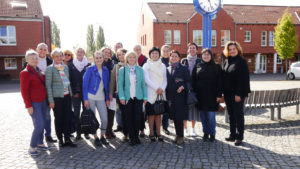Unser Foto zeigt die Delegation aus Belarus auf einem Platz im barrierefrei angelegten Fliedner-Dorf in Mülheim.
