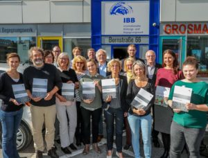Dieses Foto zeigt 17 Teilnehmerinnen und Teilnehmer am ersten Netzwerktreffen für das Programm "Jugend erinnert", zu dem die IBB gGmbH am vergangenen Freitag, 5. Oktober 2018, ins Haus des IBB an der Bornstraße in Dortmund eingeladen hatte.