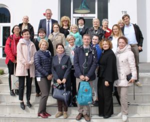 Unser Foto zeigt die Delegation aus Belarus in Arnsberg vor dem Kulturzentrum Alter Bahnhof. Der stellvertretende Bürgermeister Peter Blume begrüßte die Delegation. Marita Gerwin und Martin Polenz erläuterten das Konzept der Fachstelle Alter.