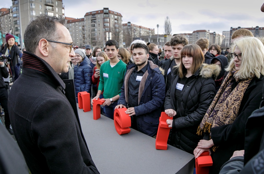 Begegnung am Denkmal für die ermordeten Juden Europas: Außenminister Heiko Maas spricht hier mit Jugendlichen über die Notwendigkeit, aus der Geschichte zu lernen. 