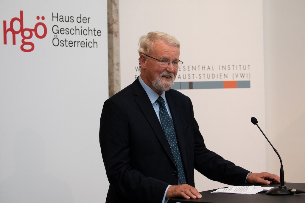 Matthias C. Tümpel, Vorsitzender des IBB e.V., am Rednerpult bei der Eröffnung der Wanderausstellung "Vernichtungsort Malyj Trostenez. Geschichte und Erinnerung" in Wien.