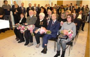 Unser Foto zeigt die sieben Zeitzeugen, die in Minsk das Bundesverdienstkreuz erhalten für ihr Engagement in der Geschichtswerkstatt "Leonid Lewin" Minsk.berreicht.