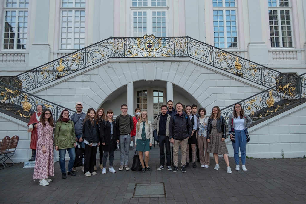 Unser Foto zeigt die Gruppe der Teilnehmerinnen und Teilnehmer am transnationalen Lernprojekt zum Thema Malyj Trostenez. 