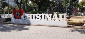 Das Foto zeigt den übergroßen Schriftzug I love Chisinau, der offenbar ein beliebtes Fotomotiv in der Hauptstadt der Republik Moldau ist.