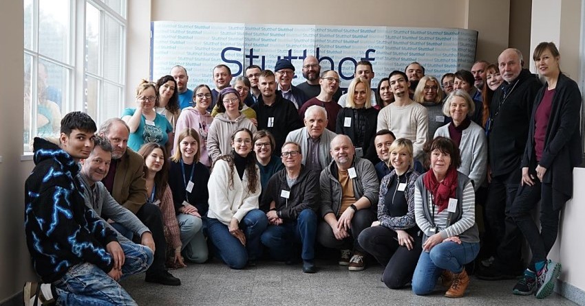 Gruppenbild mit allen Beteiligten an der inklusiven Gedenkstättenfahrt nach Sztutowo in Polen in den Räumen des Museums Stutthof.