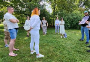 Unser Foto zeigt die Gruppe im Garten der Gedenkstätte bei einer Führung über das Gelände. 