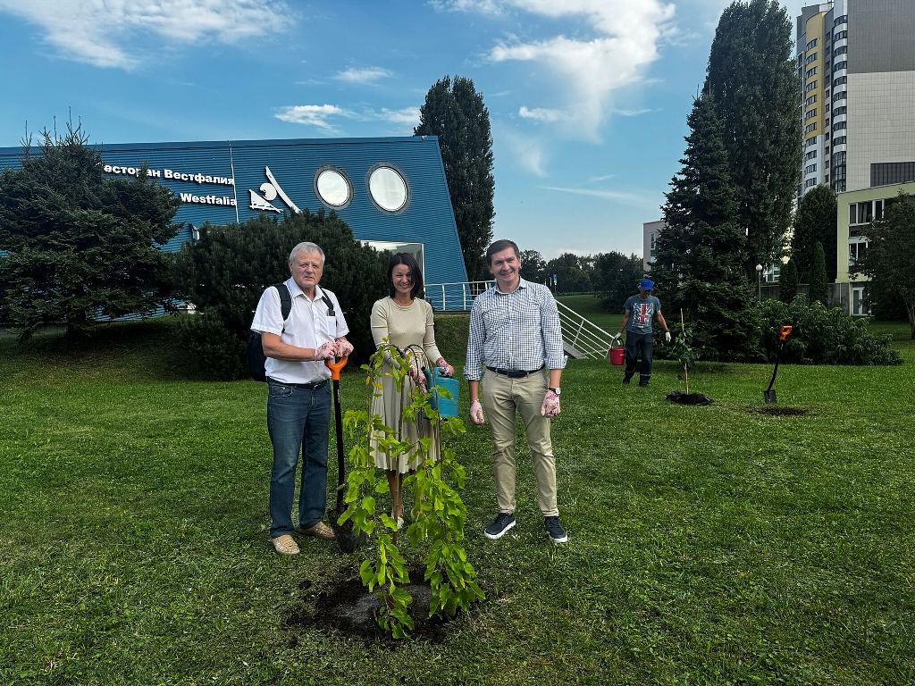 Team der IBB „Johannes Rau“ Minsk begeht 30. Jahrestag mit einer Feierstunde und pflanzt einen Gingko- und einen Maulbeerbaum