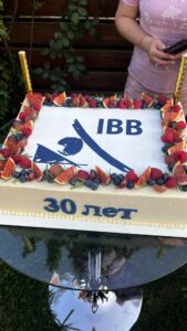 Eine festlich gestaltete Sahnetorte verziert mit Feigen und Blaubeeren und der Aufschrift 30 Jahre IBB.