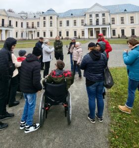 Das Team in Ternopil vor Ort bei der Untersuchung der Barrierefreiheit.