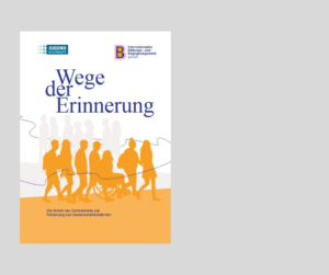 Das Titelbild der 2025 veröffentlichten Broschüre "Wege der Erinnerung" zeigt eine Gruppe junger Menschen auf dem Weg zusammen mit einer Person, die im Rollstuhl sitzt.