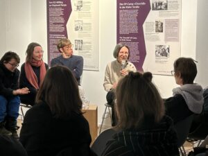 Blick auf einen Teil des Podiums mit Dr. Astrid Sahm von der IBB gGmbH Dortmund.