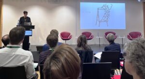Blick über die Köpfe des Publikums auf den Vortragenden auf der Fachtagung "Inklusiv und ideologiekritisch?" in Berlin.